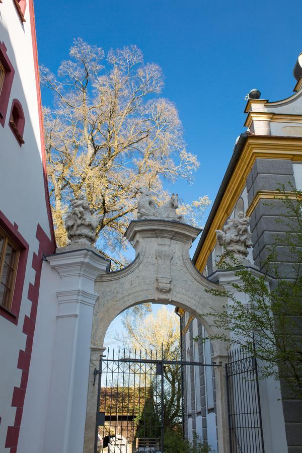 Hotel Schloss Leitheim Exterior photo